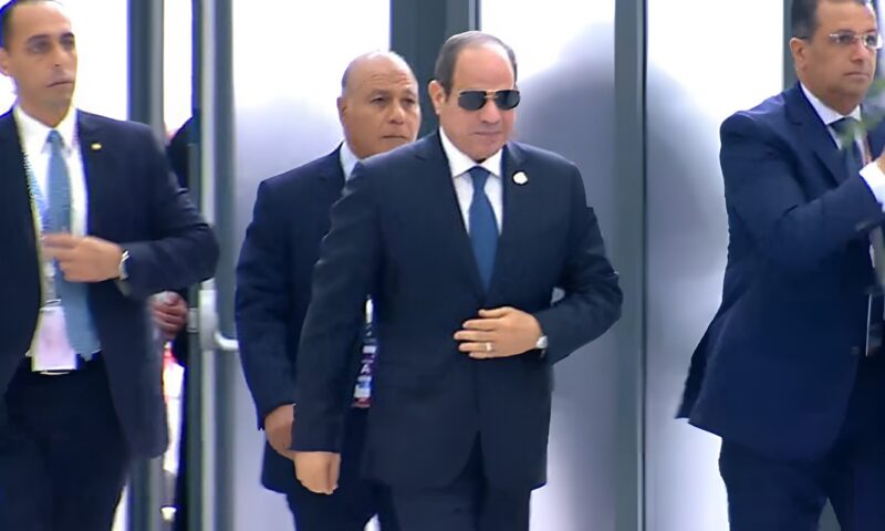 رئيس وزراء ماليزيا يستقبل السيسي في مطار كوالالمبور الدولي