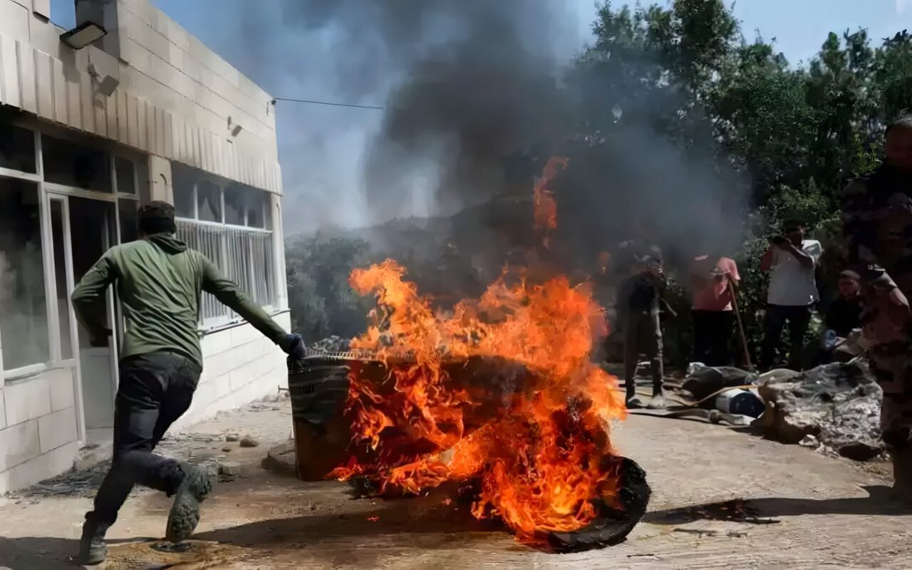 مستوطنون يضرمون النار في مركبات للفلسطينيين برام الله (صور)