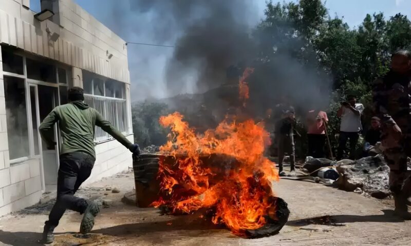 مستوطنون يضرمون النار في مركبات للفلسطينيين برام الله (صور)