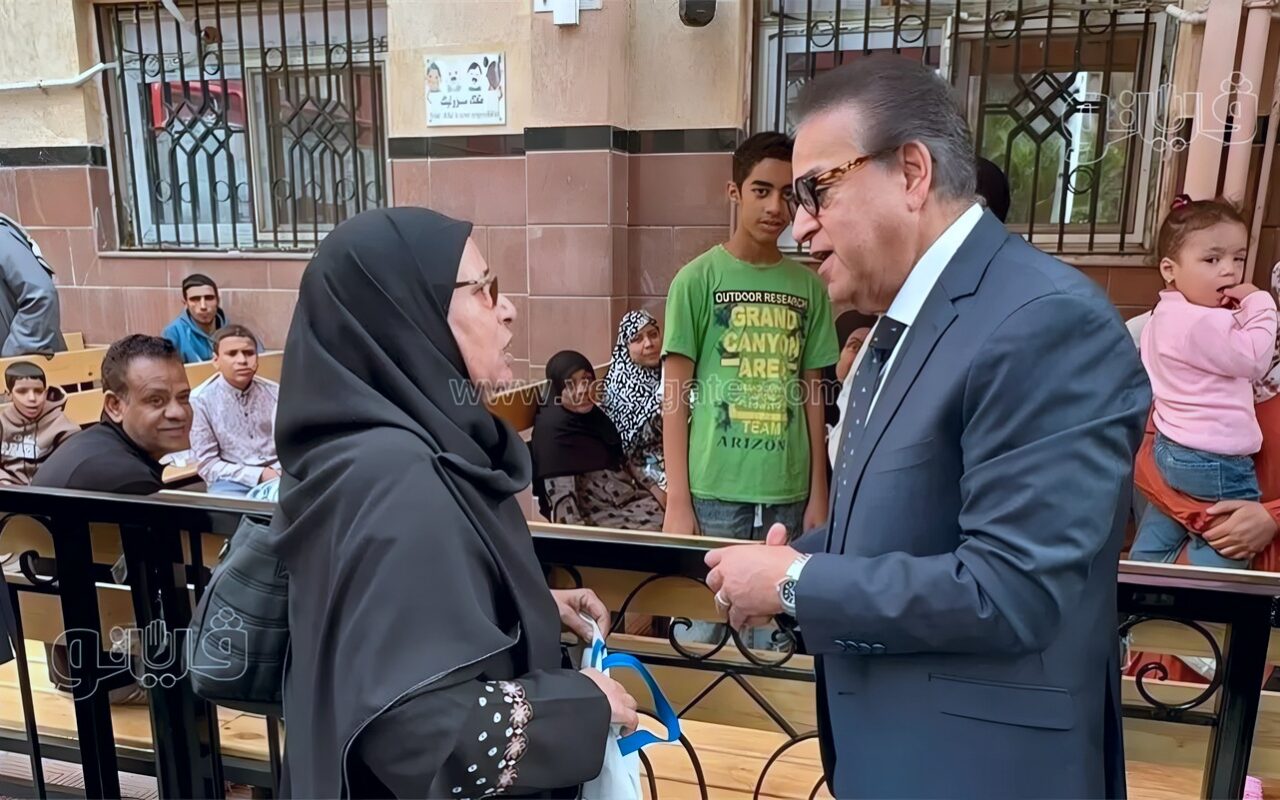مريضة بمعهد الرمد تطلب من وزير الصحة إجراء عملية والوزير: «عنينا تتعمل النهاردة» (فيديو وصور)
