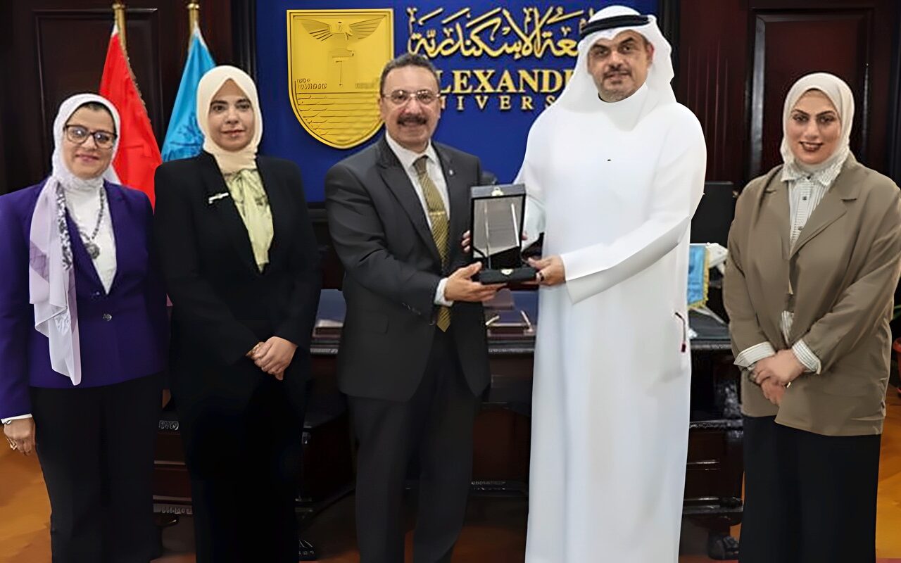 بحث سبل تعزيز التعاون الأكاديمي بين جامعة الإسكندرية والمكتب الثقافي الكويتي