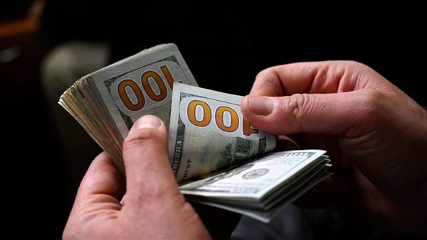 الدولار يرتفع 6 قروش ليسجل متوسط البيع 53.57 جنيه في ختام التعاملات