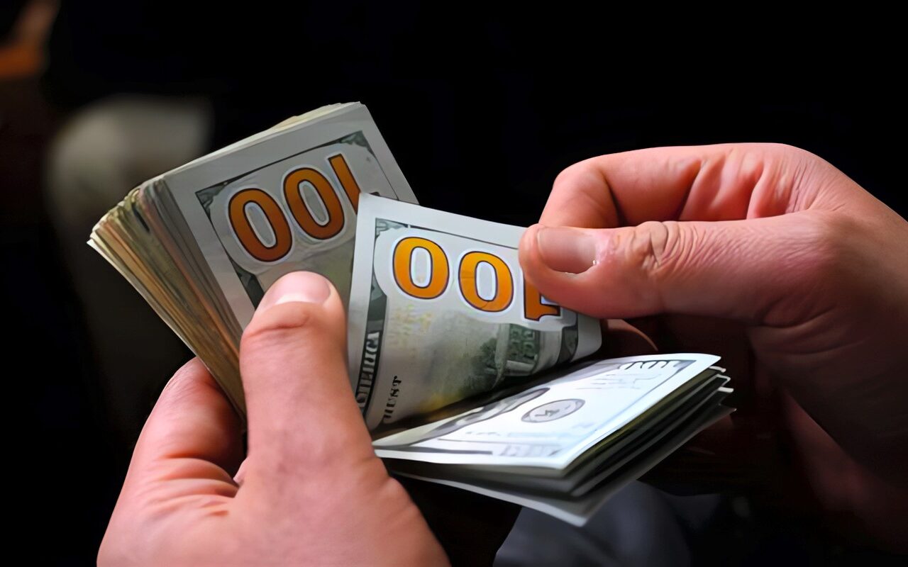 الدولار يتراجع حتى 10 قروش أمام الجنيه في عدد من البنوك
