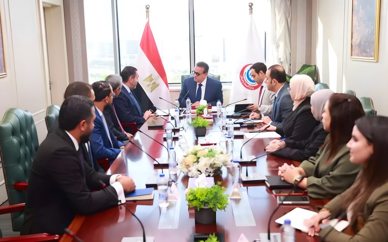 الجراحات الروبوتية الحديثة، وزير الصحة يبحث إدخال تقنيات متقدمة لعلاج أمراض القلب