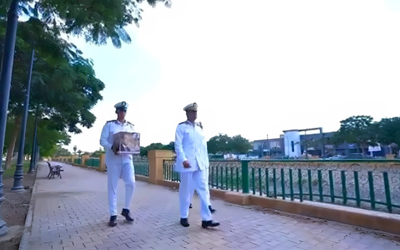 بمناسبة ذكرى انتصارات أكتوبر، مأمورو أقسام الشرطة يوزعون مساعدات عينية بالمناطق الحضارية الجديدة (صور)