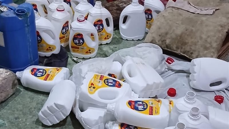 تموين الفيوم يتحفظ على مصنع منظفات يستخدم علامة تجارية مقلدة
