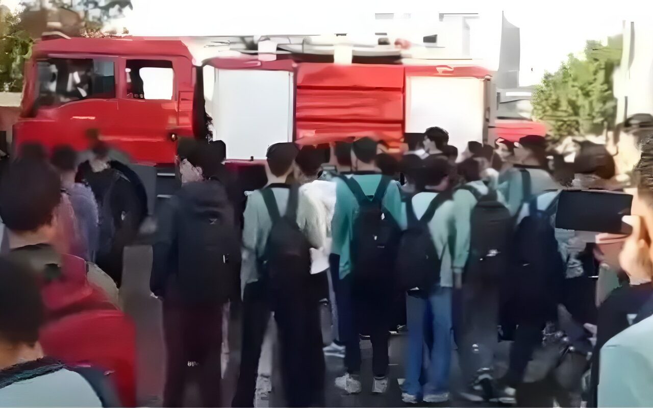 إخماد حريق بمدرسة عمر مكرم الثانوية بنين في دمنهور (صور)
