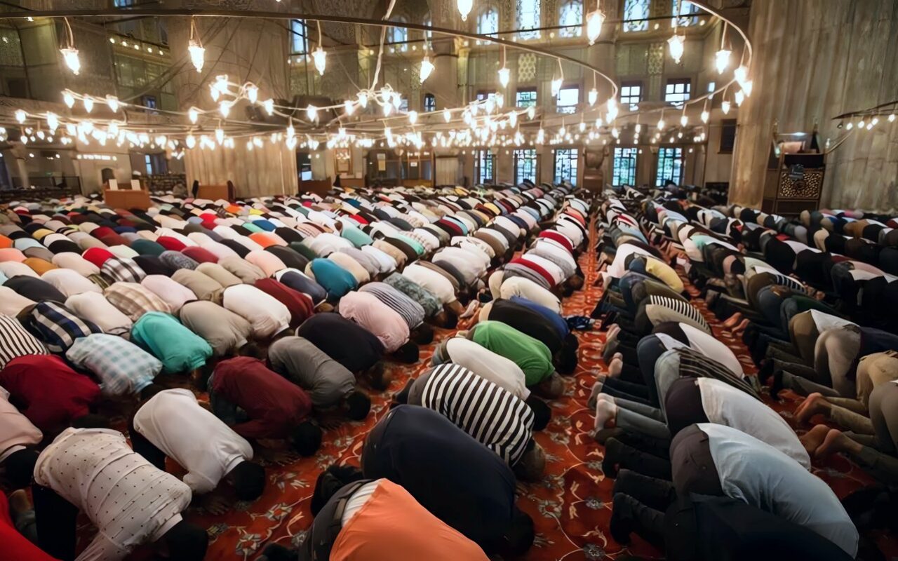 التوقيت الشتوي 2026، والمواعيد الجديدة للصلاة بعد تأخير الساعة الخميس المقبل