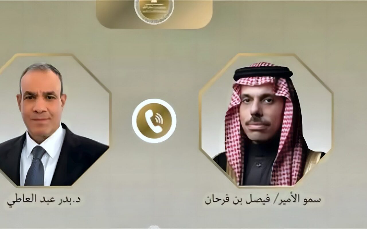 وزير الخارجية يبحث مع نظيره السعودي مستجدات الأوضاع الإقليمية وجهود احتواء الأزمة الراهنة