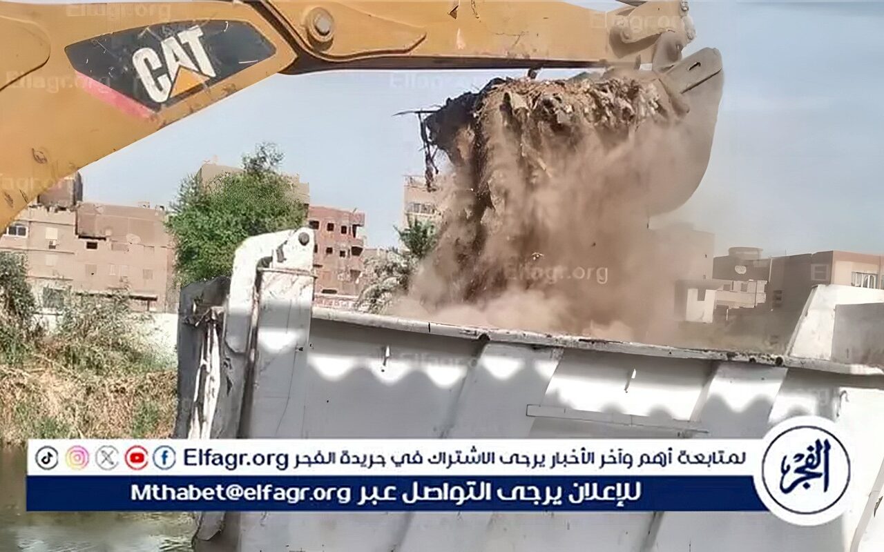 محافظ سوهاج..يحيل مشرف وعامل للتحقيق بسبب القاء القمامة فى الترعة