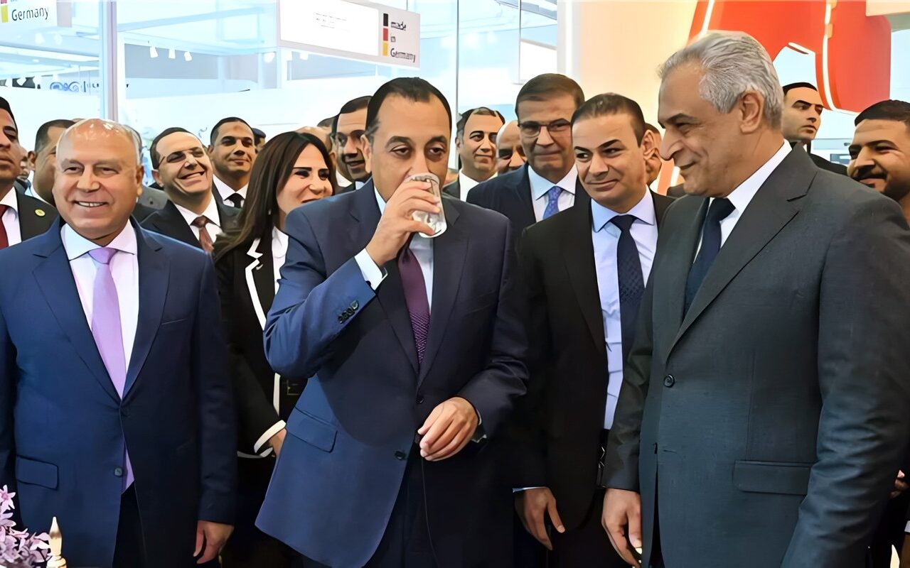 رئيس الوزراء يتفقد أجنحة الشركات والجهات المشاركة بالمعرض ويطلع على أحدث تكنولوجيات المياه والصرف الصحي والتحلية