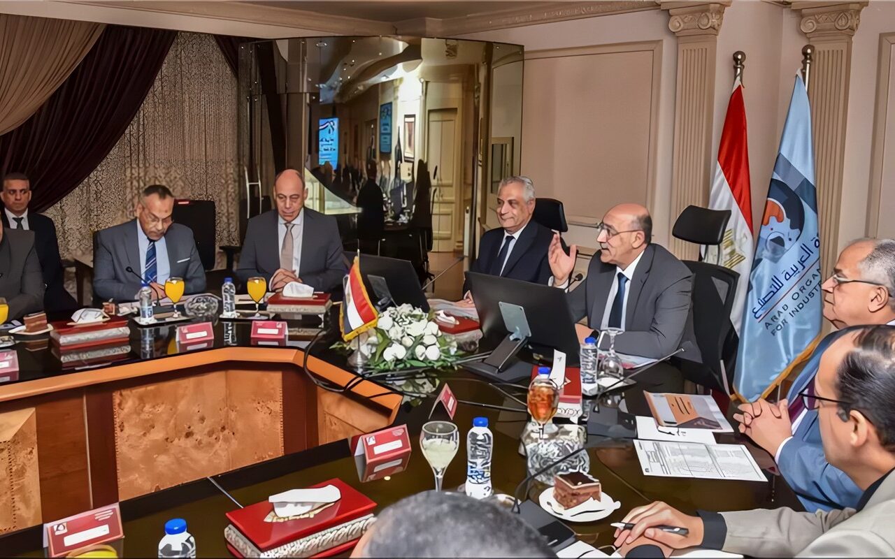 رئيس العربية للتصنيع ووزير الإنتاج الحربي يبحثان تعزيز التكامل الصناعي وتوطين التكنولوجيا بالصناعات الدفاعية والمدنية