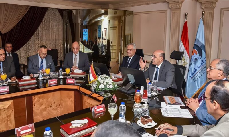 رئيس العربية للتصنيع ووزير الإنتاج الحربي يبحثان تعزيز التكامل الصناعي وتوطين التكنولوجيا بالصناعات الدفاعية والمدنية