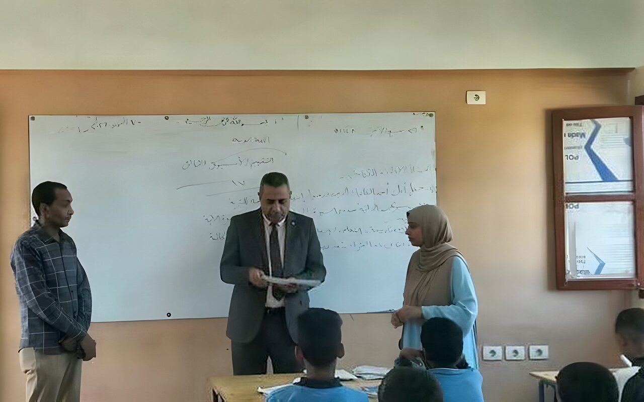 وكيل تعليم قنا يتفقد مدرسة الصالحية الإعدادية لمتابعة انتظام الدراسة والانضباط (صور)