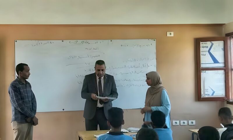 وكيل تعليم قنا يتفقد مدرسة الصالحية الإعدادية لمتابعة انتظام الدراسة والانضباط (صور)