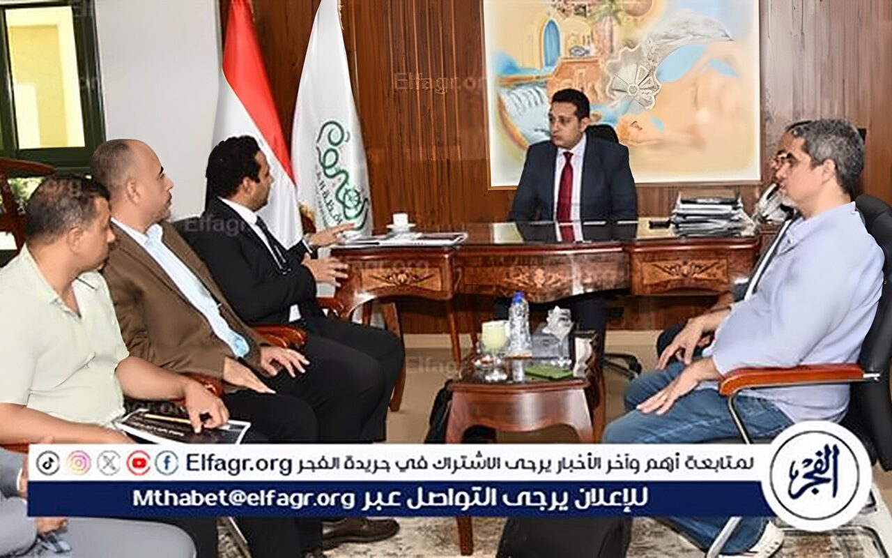 نائب المحافظ يبحث مع ممثلي “السويدي جلوبال” و”العالمية للبصريات” إنارة طريق القاهرة ـ الفيوم بالتقنيات الذكية