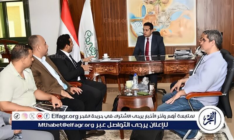 نائب المحافظ يبحث مع ممثلي “السويدي جلوبال” و”العالمية للبصريات” إنارة طريق القاهرة ـ الفيوم بالتقنيات الذكية