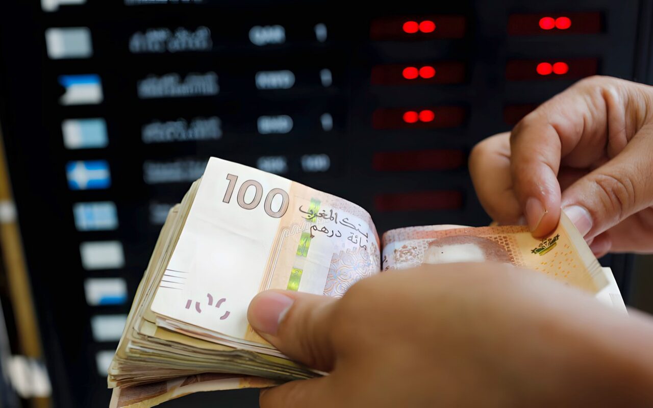المغاربة يسحبون 47.4 مليار دولار نقداً في عام رغم انتشار الدفع الإلكتروني