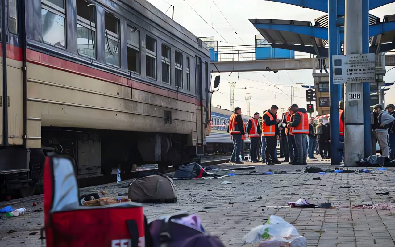 كييف: مقتل 14 شخصا في هجوم روسي “مروع” على محطة قطار في دنيبرو الأوكرانية