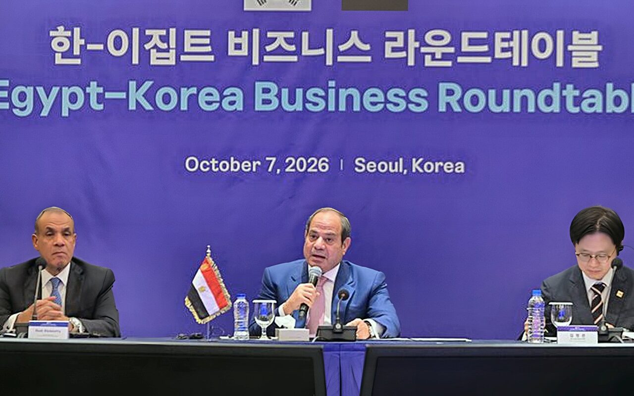السيسي يدشن بيئة جاذبة للاستثمار وزيادة حجم التبادل التجاري.. تطوير شبكة الطرق والموانئ والمطارات والمناطق اللوجستية والمدن الجديدة.. وتذليل العقبات وتقديم الحوافز وإصلاحات اقتصادية تشريعية