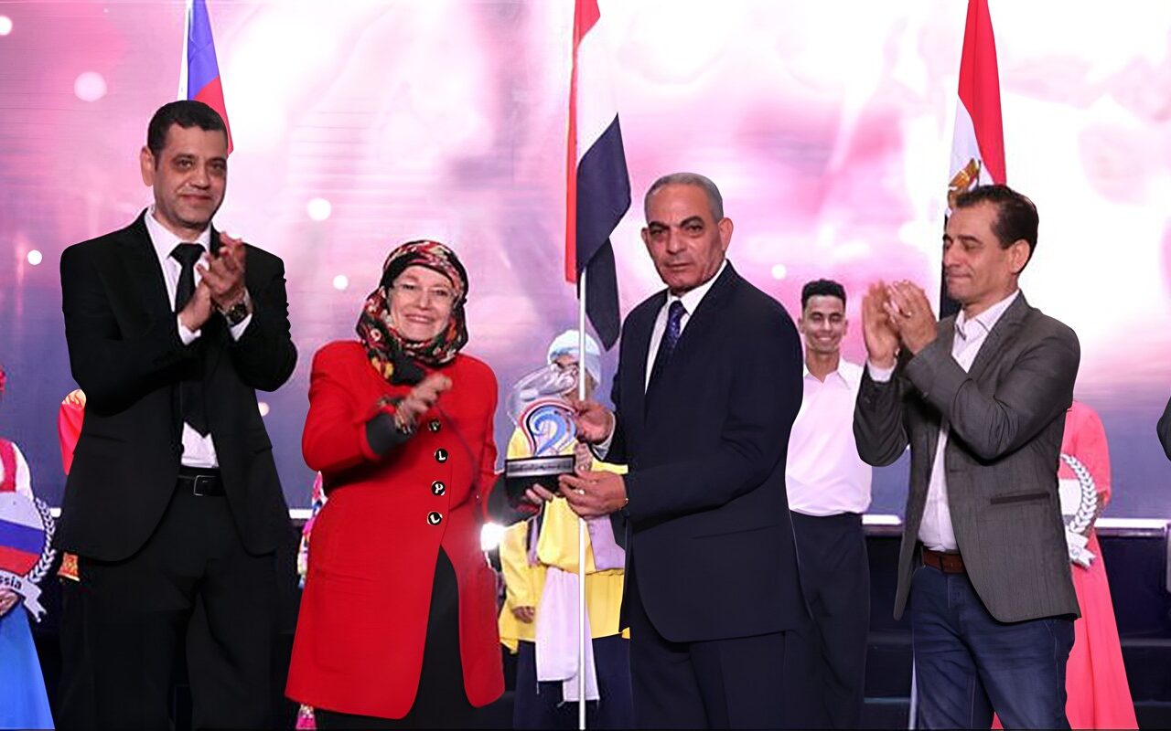 تكريم الفنانة مشيرة إسماعيل، محافظ الإسماعيلية: مهرجان الفنون الشعبية يضعنا على الخريطة العالمية
