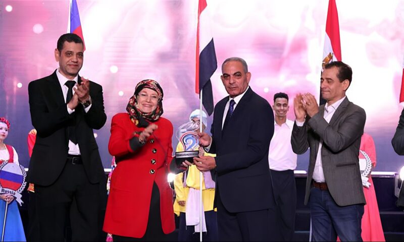 تكريم الفنانة مشيرة إسماعيل، محافظ الإسماعيلية: مهرجان الفنون الشعبية يضعنا على الخريطة العالمية