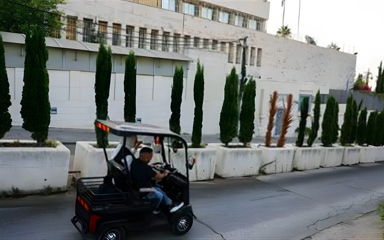 بعد إزالة الاحتلال لافتات القنصلية، لحظة مغادرة الدبلوماسيون البريطانيون لمقرهم بالقدس وأزمة تظهر بالأفق (فيديو)