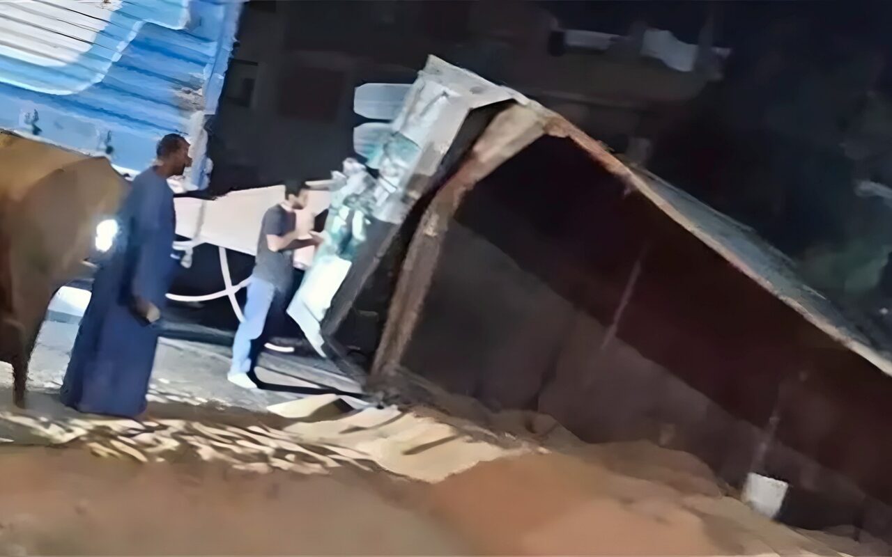 انقلاب سيارة نقل ثقيل محملة بالغلال على طريق “طنطا – السنطة” (فيديو)