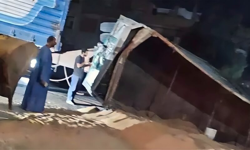 انقلاب سيارة نقل ثقيل محملة بالغلال على طريق “طنطا – السنطة” (فيديو)