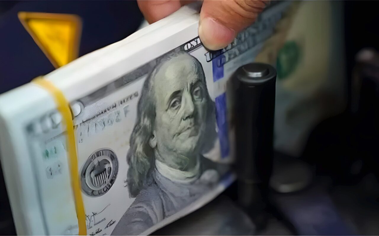 سعر الدولار يكسر حاجز الـ56 جنيها خلال منتصف تعاملات اليوم الإثنين