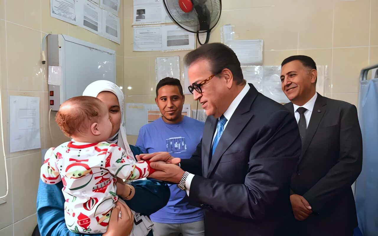 وزير الصحة ومحافظ القليوبية يطلقان الحملة القومية للتطعيم ضد الحصبة والحصبة الألمانية من داخل مدرسة بالعبور