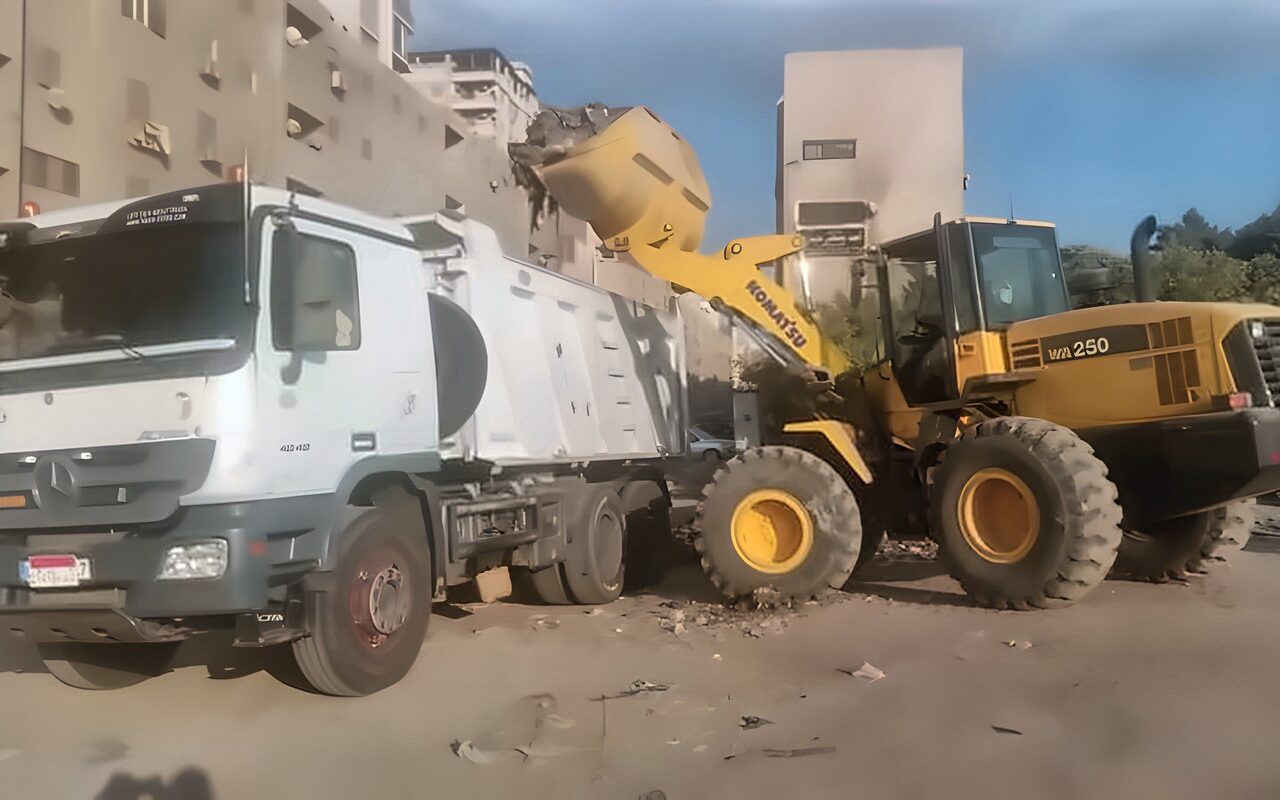 رفع 200 طن مخلفات هدم بالطريق الدائري بحي غرب المنصورة