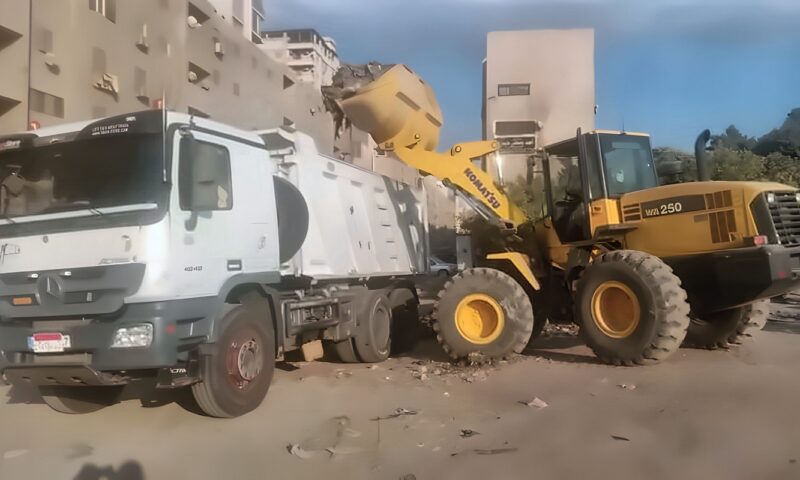 رفع 200 طن مخلفات هدم بالطريق الدائري بحي غرب المنصورة