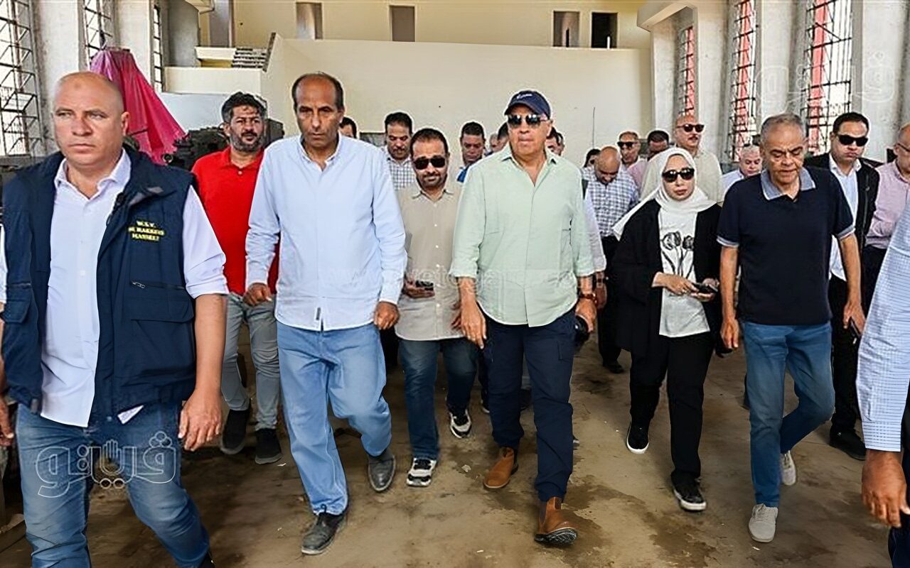 قعدة ريفية جمعت وزير الري بالمزارعين، سويلم يوجه بسرعة تلبية مطالب أهالي أبو الأخضر (صور)