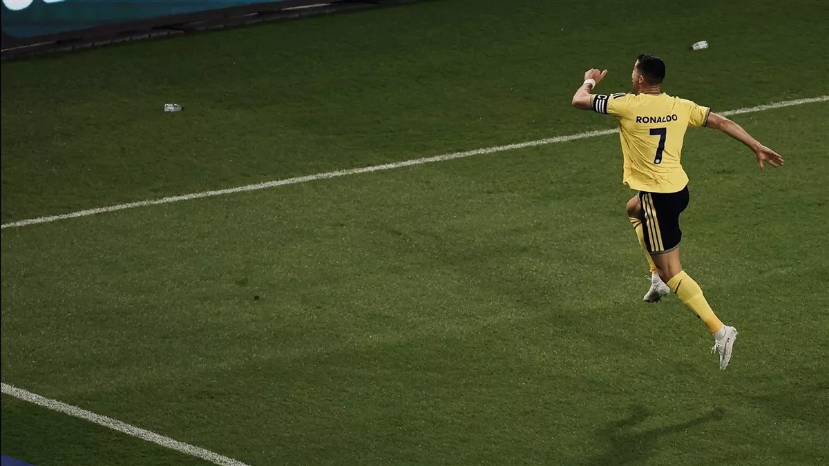 هاتريك تاريخي لـ رونالدو يقود النصر لاكتساح الخلود بالدوري السعودي (صور)