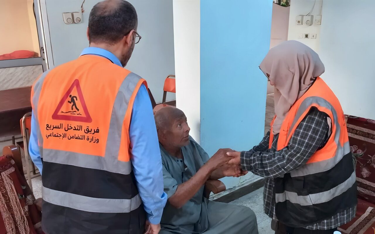 رفضت أسرته استلامه، تفاصيل إنقاذ مسن يبلغ 65 عامًا بأسوان