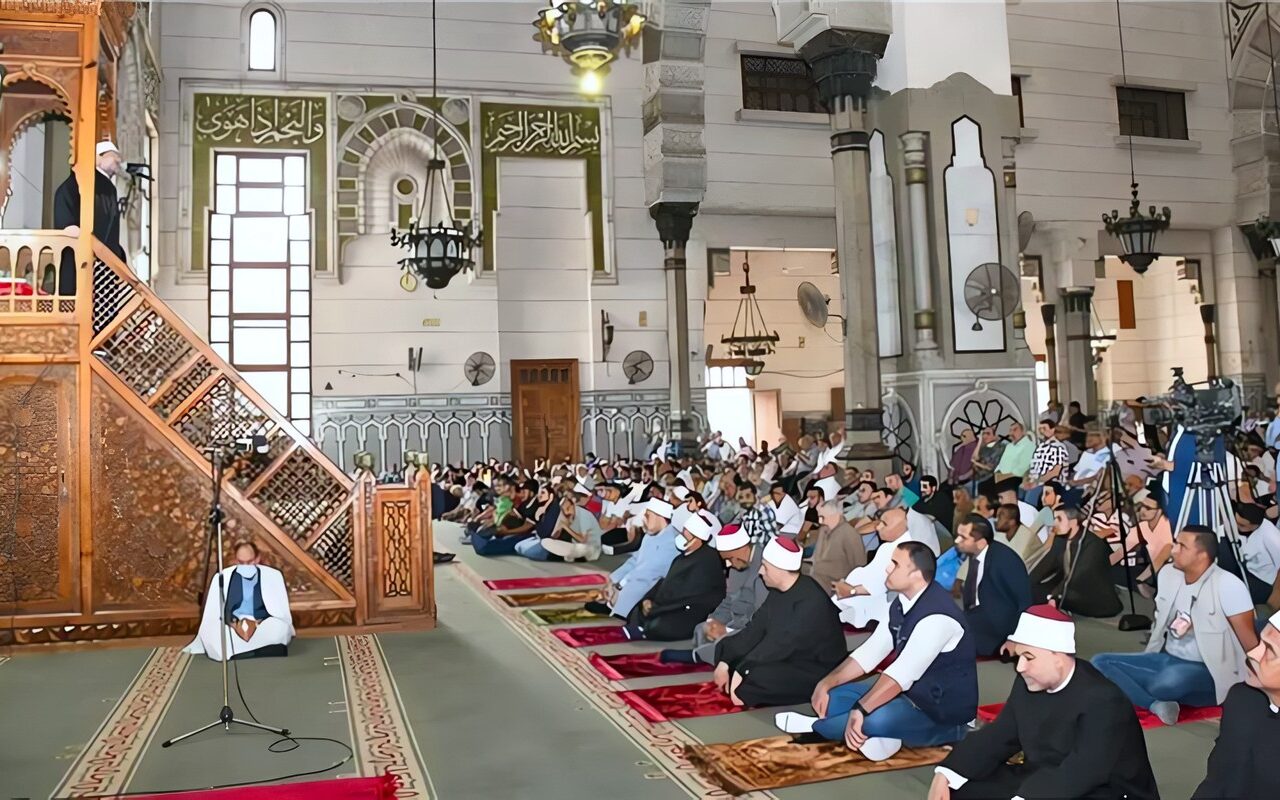 نقل شعائر آخر صلاة جمعة بالتوقيت الصيفي من مسجد بدر بالسويس (بث مباشر)