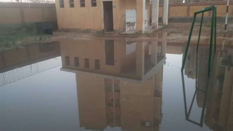 كسر ماسورة صرف صحي يغرق فناء مدرسة الصباح الابتدائية بسوهاج (صور)