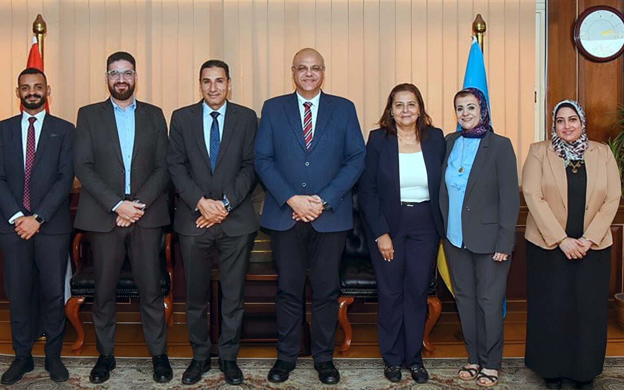 محافظ الإسكندرية يبحث مع الجهاز القومي للاتصالات حماية الأطفال من مخاطر الإنترنت