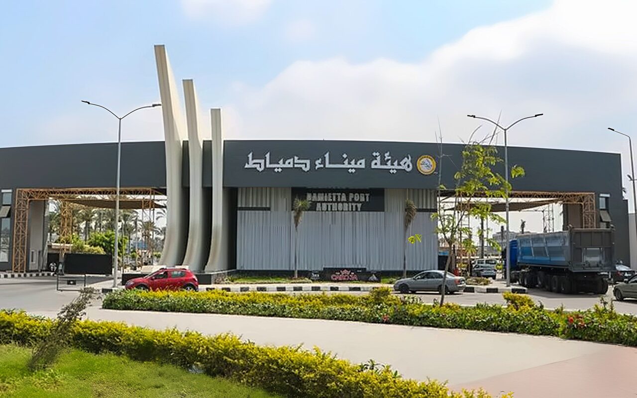 ميناء دمياط يستقبل ويودع 23 سفينة خلال 24 ساعة