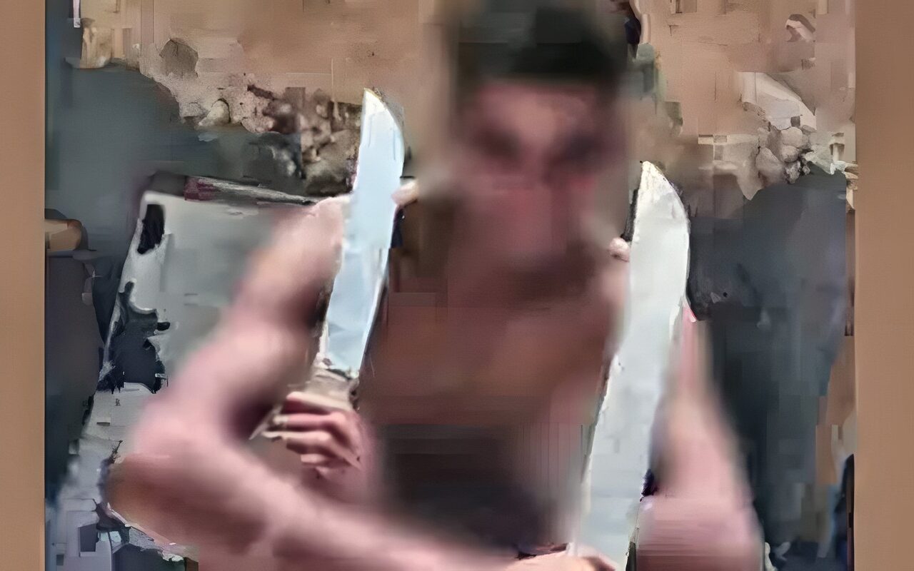 ضبط عاطل بالإسكندرية بحوزته سلاحان أبيضان لممارسة أعمال البلطجة والاستعراض