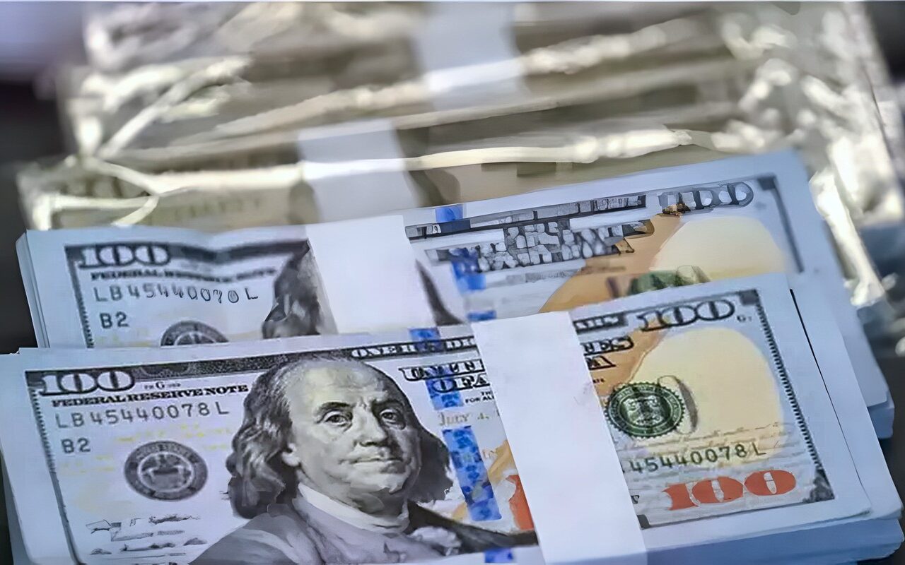 الدولار يتراجع من أعلى مستوياته في 18 شهرا مع ترقب بيانات التضخم