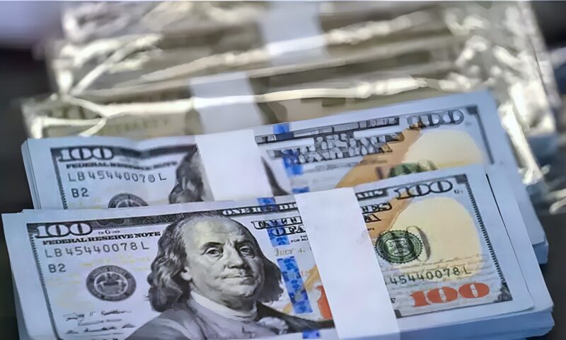 الدولار يتراجع من أعلى مستوياته في 18 شهرا مع ترقب بيانات التضخم
