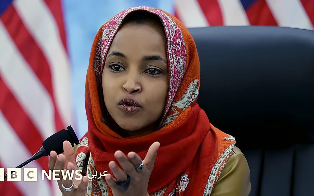 عناصر الهجرة يقومون بتفتيش منزل عضوة الكونغرس الأمريكي إلهان عمر