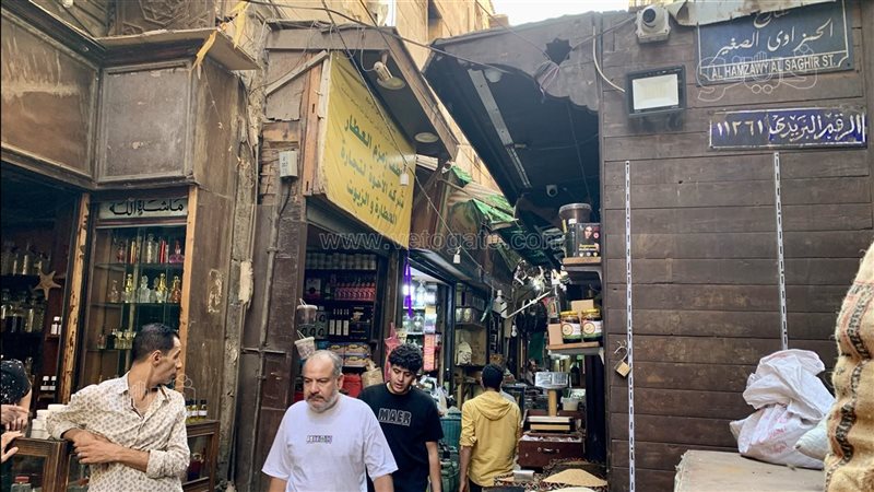 من “سن العفريت” إلى “أظافر الشيطان”.. حكايات غريبة خلف أبواب عطاري “الحمزاوي الصغير”.. بهارات وبخور ومقتنيات غامضة.. التوابل بالكيلو وتكشف حكايات السحر والطلاسم