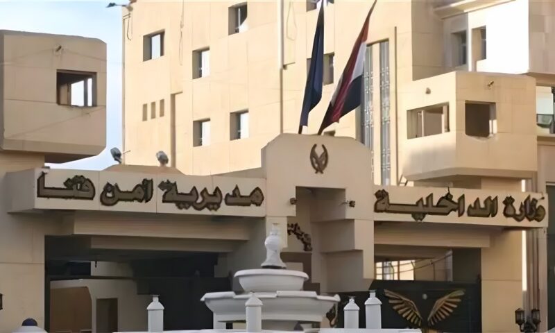 القبض على عامل بتهمة التعدي على ابنته 4 سنوات بالضرب وتقييدها بالسلاسل في قنا
