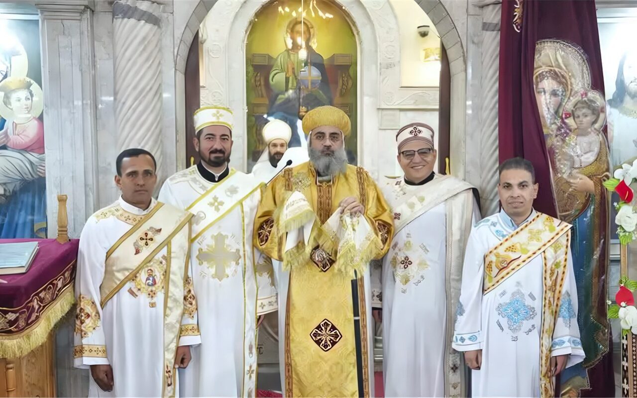 الأنبا فيلوباتير يرسم شمامسة جددا للخدمة في إيبارشية أبوقرقاص