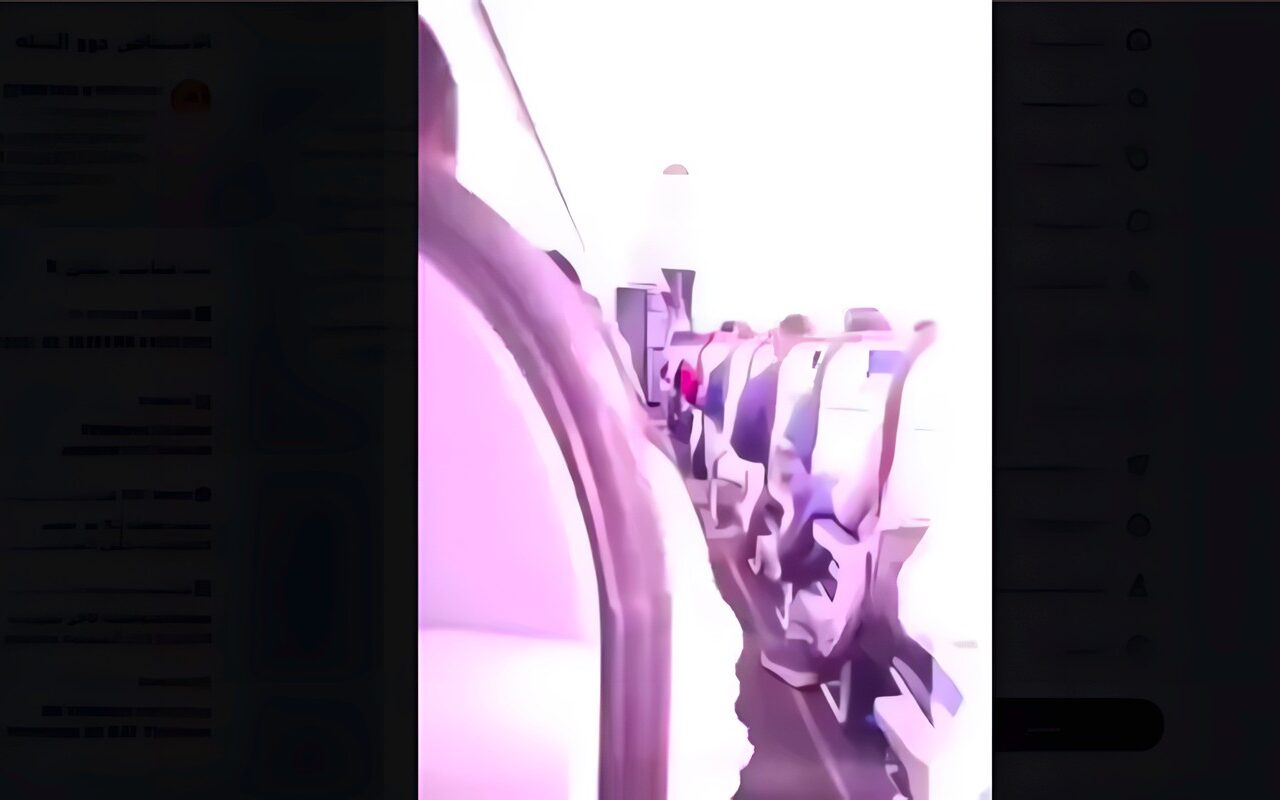 نجت بأعجوبة، لحظة ضرب عاصفة برق عنيفة طائرة قبل هبوطها وإصابة الركاب بالهلع (فيديو)