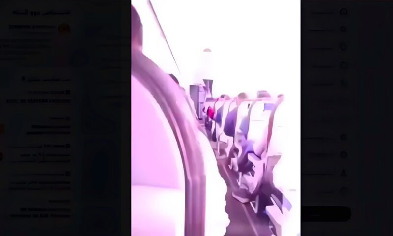 نجت بأعجوبة، لحظة ضرب عاصفة برق عنيفة طائرة قبل هبوطها وإصابة الركاب بالهلع (فيديو)
