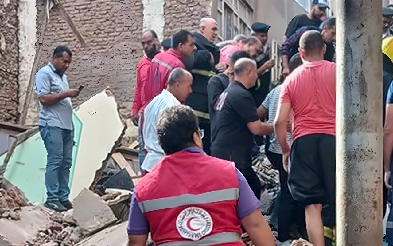 استجابة عاجلة من الهلال الأحمر لحادث انهيار عقار بالغربية